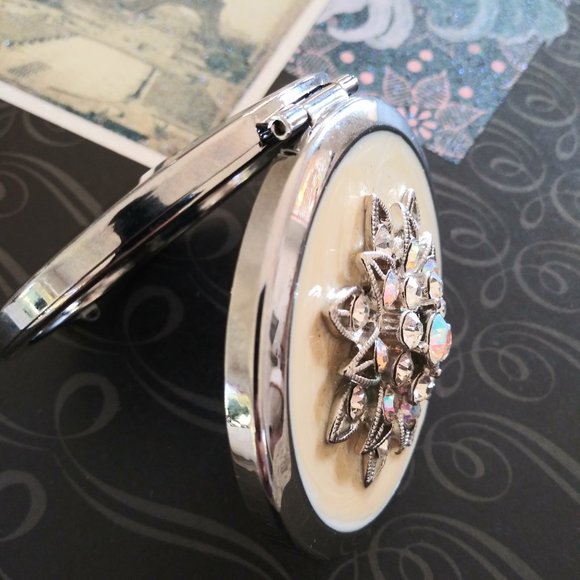 Crystal and Enamel Compact Mirror - Picture 3 of 6